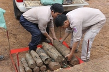 Quảng Trị: Phát hiện hàng chục quả đạn pháo trong lòng đất