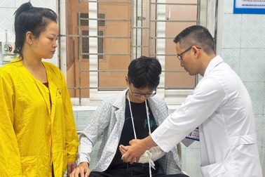 Thiếu niên 15 tuổi bị mảnh kính cắt đứt động mạch tay