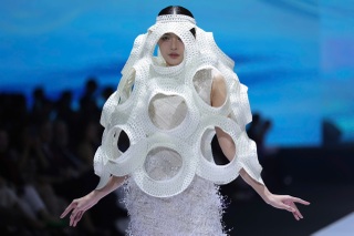 Hoa hậu Thanh Thuỷ làm vedette, khoe chân dài miên man ở tuần lễ thời trang - 4