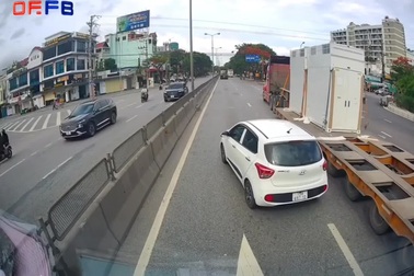 Xe con chuyển hướng thiếu quan sát, suýt gây họa cho chính mình