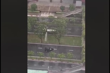 Xôn xao clip xe bồn tưới cây dưới trời mưa to (Video: Phúc Thịnh)