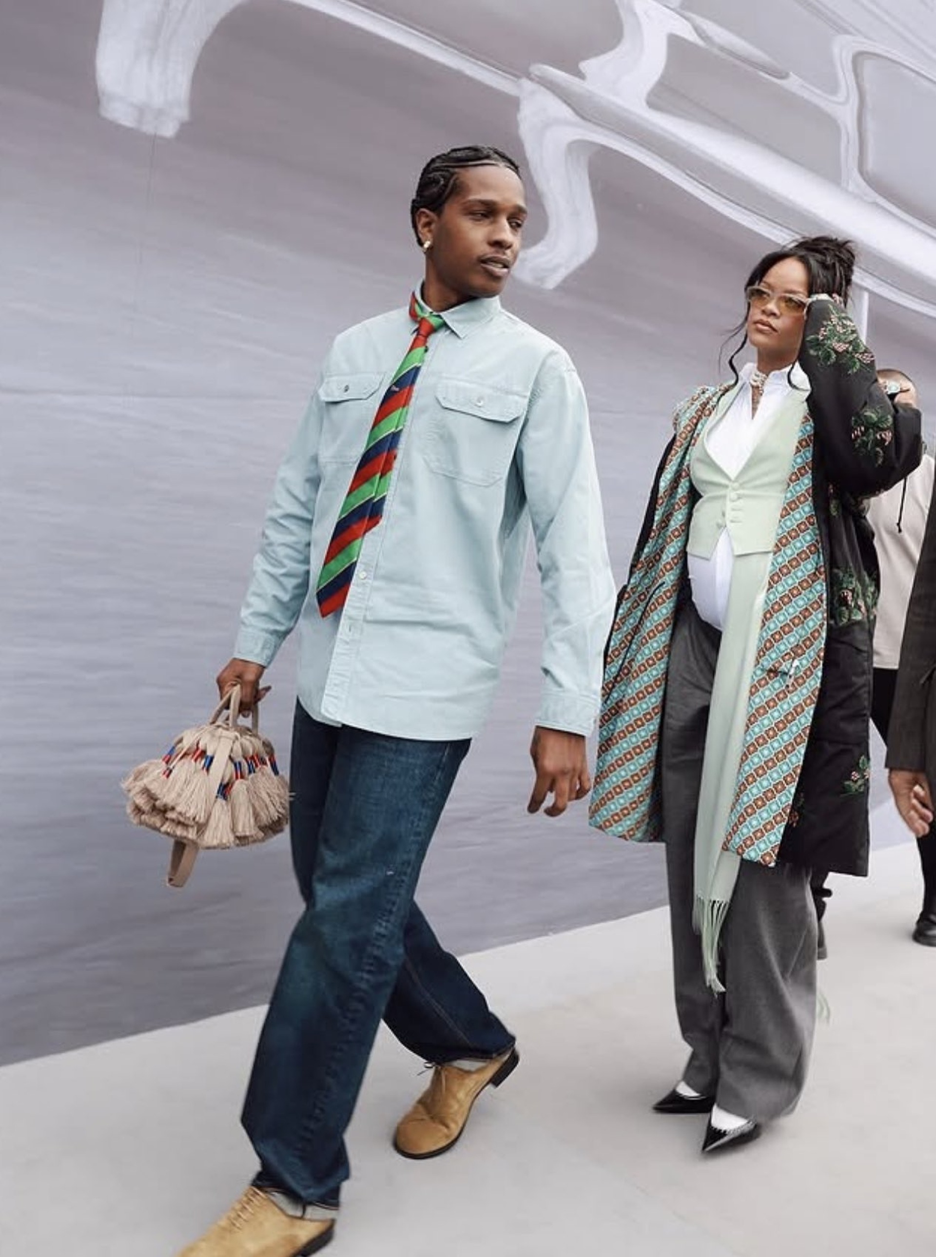 Rihanna khoe bụng bầu gợi cảm, Mingyu diện cây trắng nổi bật tại show Dior - 4 Rihanna khoe bụng bầu gợi cảm, Mingyu diện cây trắng nổi bật tại show Dior - 4
