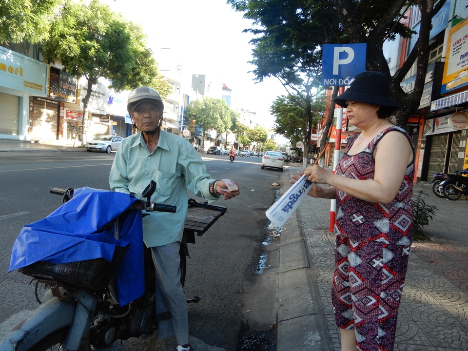 Nghề bán báo giấy hắt hiu giữa kỷ nguyên của điện thoại thông minh - 4 Nghề bán báo giấy hắt hiu giữa kỷ nguyên của điện thoại thông minh - 4