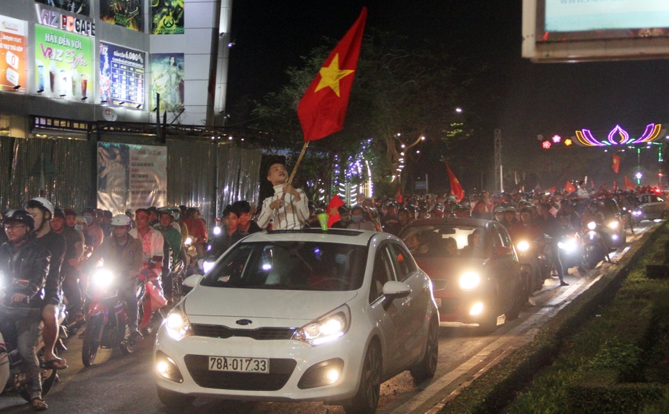 Hàng vạn người hâm mộ xuống đường mừng U22 Việt Nam vô địch SEA Games - 24 Hàng vạn người hâm mộ xuống đường mừng U22 Việt Nam vô địch SEA Games - 24
