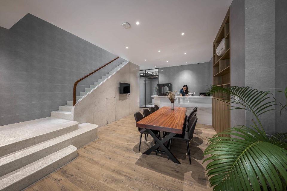 Nhà Sài Gòn có mặt tiền chống trộm, tối giản không gian vẫn đẹp bất ngờ - 3