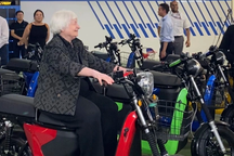 Bộ trưởng Tài chính Mỹ Janet Yellen ngồi thử xe máy điện của start up Việt