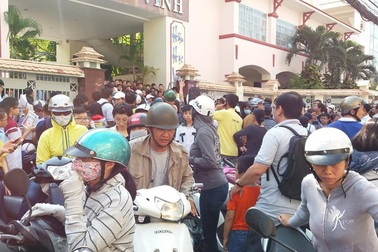 Ngỡ ngàng đi học thêm phải... thi xếp lớp