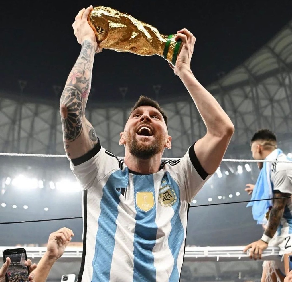Bức ảnh Lionel Messi nâng cao chiếc cúp vô địch World Cup 2022, cùng bức tâm thư gửi lời cảm ơn đến người hâm mộ, đã lập kỷ lục khi thu hút được 10 triệu lượt nhấn thích chỉ sau 39 phút được đăng lên trang Instagram của Messi. Hiện bức ảnh này có hơn 71,2 triệu lượt thích, trở thành bức ảnh có lượt thích nhiều nhất trên Instagram. Bức ảnh Lionel Messi nâng cao chiếc cúp vô địch World Cup 2022, cùng bức tâm thư gửi lời cảm ơn đến người hâm mộ, đã lập kỷ lục khi thu hút được 10 triệu lượt nhấn thích chỉ sau 39 phút được đăng lên trang Instagram của Messi. Hiện bức ảnh này có hơn 71,2 triệu lượt thích, trở thành bức ảnh có lượt thích nhiều nhất trên Instagram.