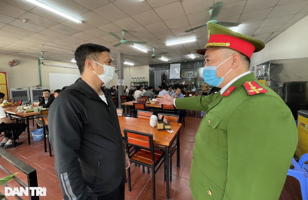 Theo chân công an Hà Nội nhắc nhở, xử lý hàng quán không đóng cửa trước 21h - 14 Theo chân công an Hà Nội nhắc nhở, xử lý hàng quán không đóng cửa trước 21h - 14