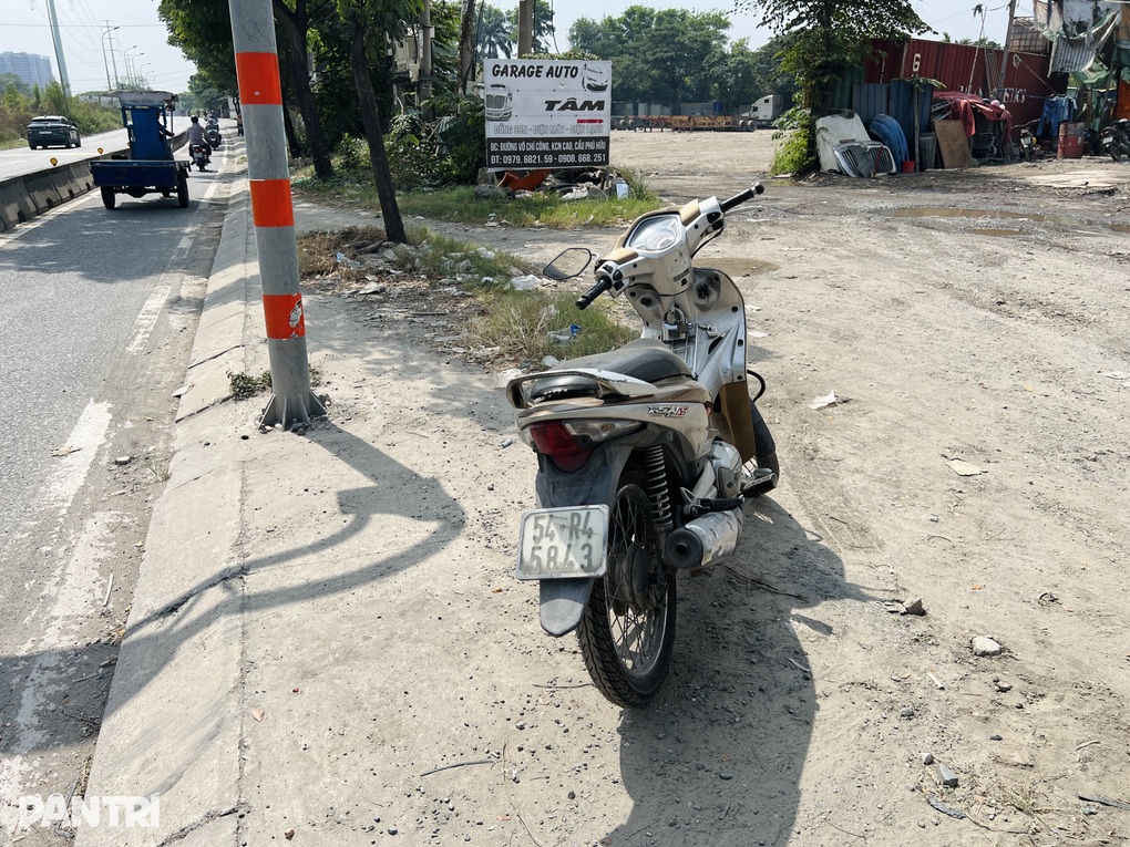 Người đàn ông tử vong bất thường dưới dốc cầu ở TPHCM - 2 Người đàn ông tử vong bất thường dưới dốc cầu ở TPHCM - 2