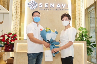 Xạ thủ Hoàng Xuân Vinh được động viên tinh thần trước khi dự Olympic Tokyo