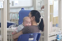 Nhiều trẻ nôn thốc, tiêu chảy, chuyên gia chỉ 3 sai lầm khi xử lý