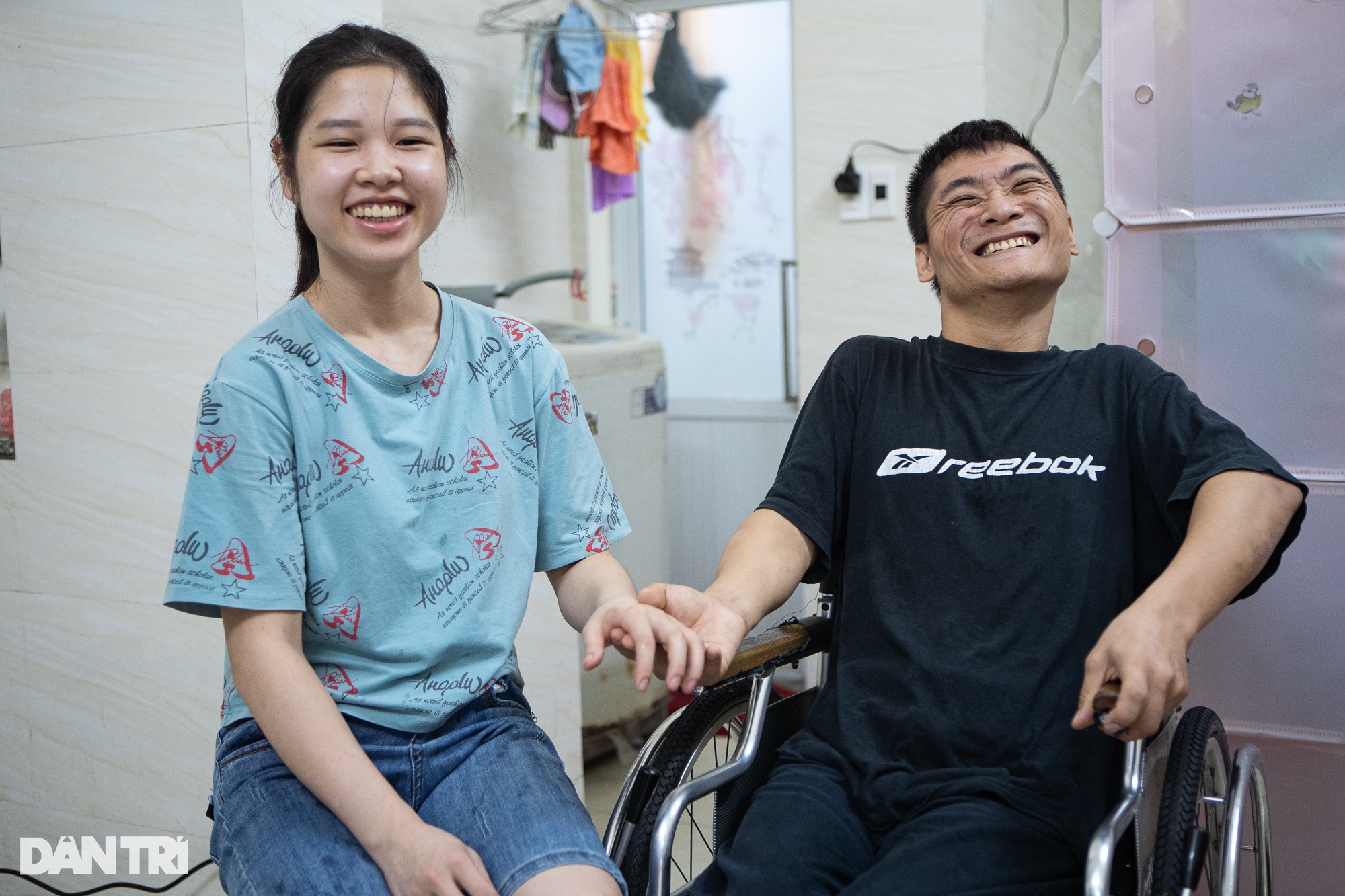 Chuyện tình của chàng trai bại não và cô gái khiếm thị ở Hà Nội - 5 Chuyện tình của chàng trai bại não và cô gái khiếm thị ở Hà Nội - 5