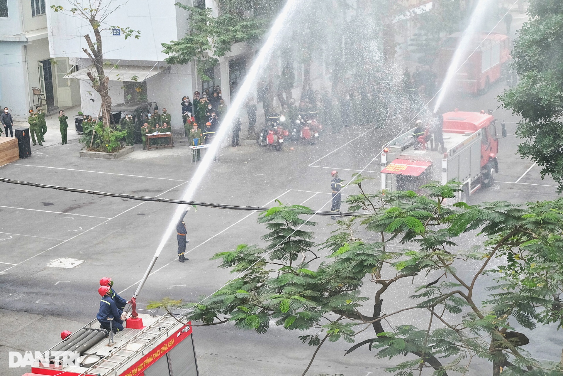 Lính cứu hỏa đu dây đưa người mắc kẹt thoát khỏi đám cháy cao tầng ở Hà Nội - 12 Lính cứu hỏa đu dây đưa người mắc kẹt thoát khỏi đám cháy cao tầng ở Hà Nội - 12