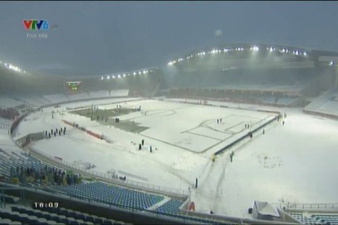 Hiệp hai trận chung kết U23 châu Á tạm hoãn để dọn tuyết