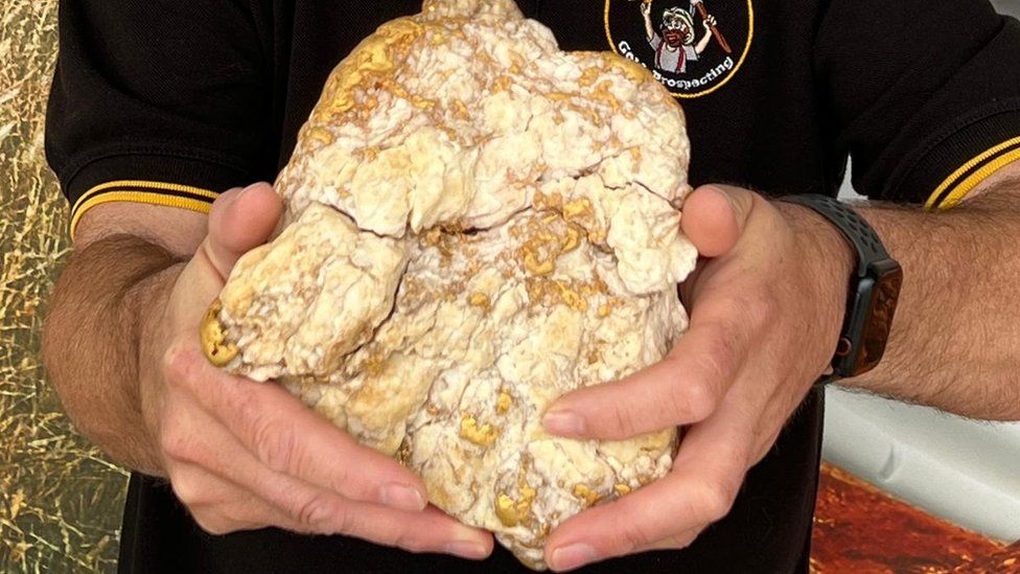 Người đàn ông Australia tìm được hòn đá chứa 2,6kg vàng - 1 Người đàn ông Australia tìm được hòn đá chứa 2,6kg vàng - 1