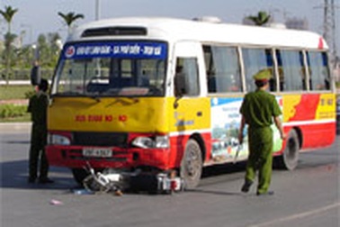Xe buýt gây tai nạn làm chết 1 nhà sư