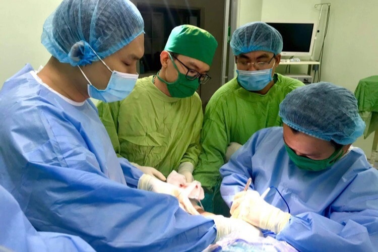 Nối thành công bàn tay bị đứt lìa cho bệnh nhân 17 tuổi, không cần kim chỉ - 1 Nối thành công bàn tay bị đứt lìa cho bệnh nhân 17 tuổi, không cần kim chỉ - 1