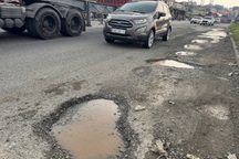 Tài xế mệt mỏi vì quốc lộ 51 dày đặc “ổ gà”, thường xuyên kẹt xe