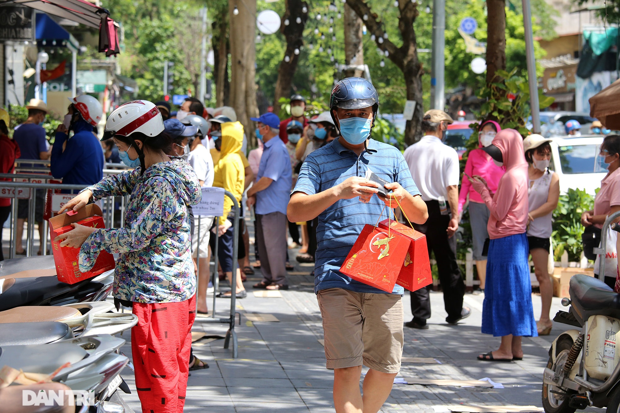 Xếp hàng dài chờ mua bánh trung thu trên phố Bà Triệu - 10 Xếp hàng dài chờ mua bánh trung thu trên phố Bà Triệu - 10