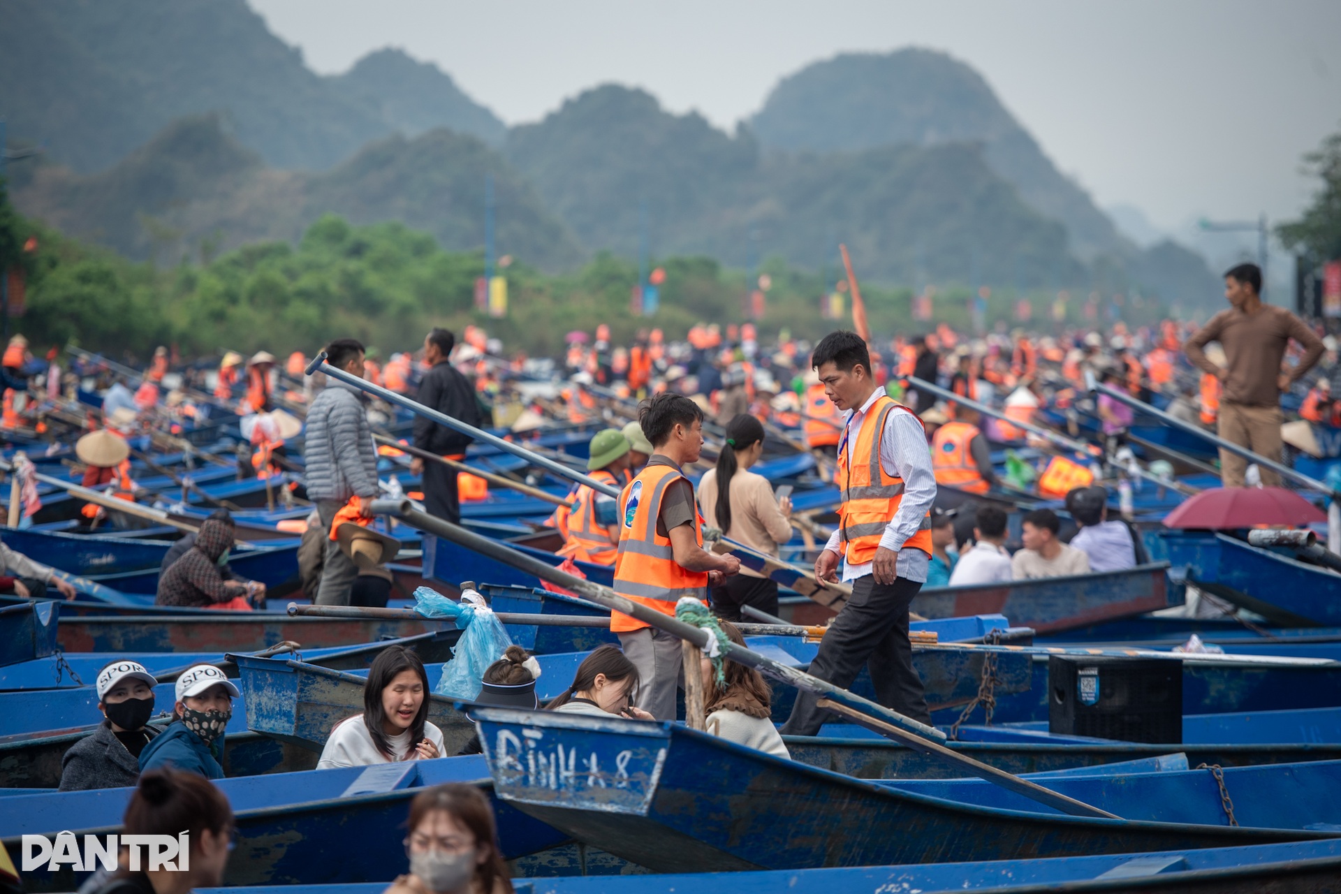 Hàng vạn du khách vãn cảnh chùa Hương trước ngày khai hội - 3 Hàng vạn du khách vãn cảnh chùa Hương trước ngày khai hội - 3