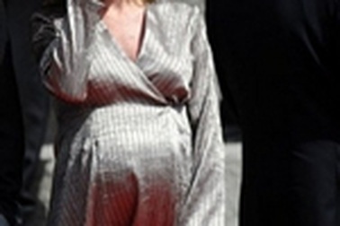 Bộ trưởng quốc phòng Tây Ban Nha “vác” bụng bầu tới Afghanistan