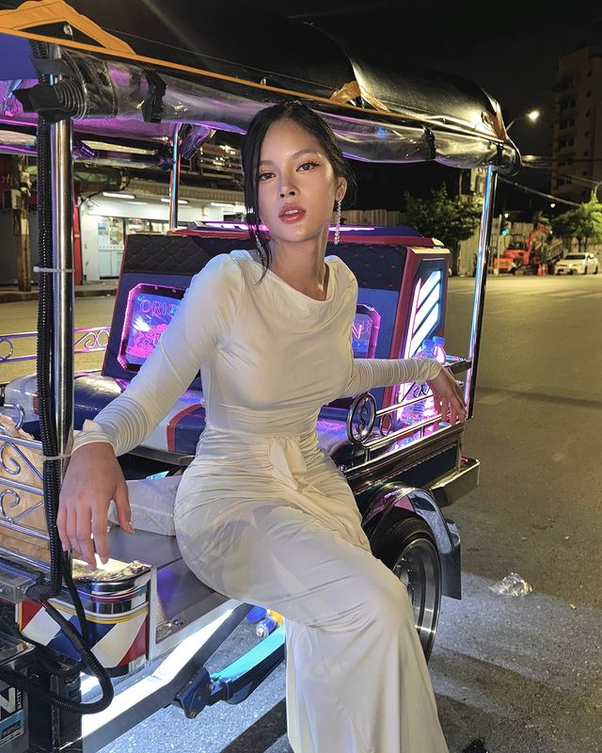 Nhan sắc 3 mỹ nhân chuyển giới bất ngờ xuất hiện trong MV của Lisa - 2 Nhan sắc 3 mỹ nhân chuyển giới bất ngờ xuất hiện trong MV của Lisa - 2