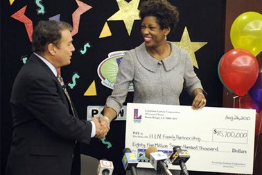 Gia đình gốc Việt trúng xổ số cực lớn tại Mỹ