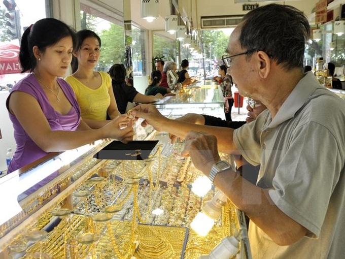 Giá vàng thế giới thấp hơn 2,08 triệu đồng/lượng so với trong nước - Ảnh 1. Giá vàng thế giới thấp hơn 2,08 triệu đồng/lượng so với trong nước - Ảnh 1.