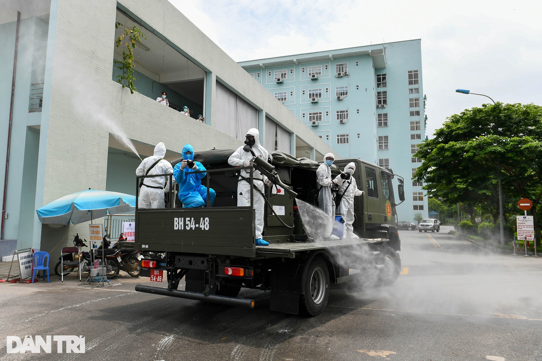 Khẩn cấp phun khử khuẩn, tiêu độc toàn bộ Bệnh viện K cơ sở Tân Triều - 3 Khẩn cấp phun khử khuẩn, tiêu độc toàn bộ Bệnh viện K cơ sở Tân Triều - 3