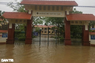 Nước dâng cao, hơn 50 trường học bị ngập, một học sinh bị lũ cuốn trôi