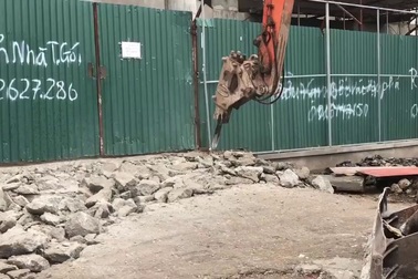 Hà Nội tăng cường nhiều máy xúc phá công trình lấn chiến vỉa hè