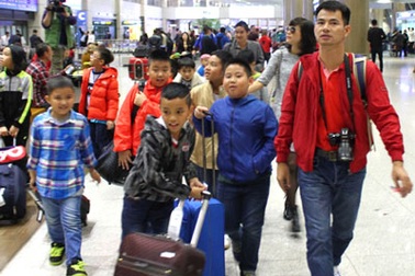 Hồng Sơn – Ngọc Châm đưa cầu thủ tí hon sang Hàn Quốc thi đấu