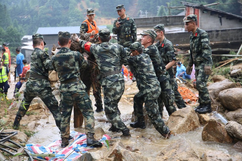 Đường phố hóa sông, nhà cửa bị cuốn trôi trong mưa bão kỷ lục ở Trung Quốc - 2 Đường phố hóa sông, nhà cửa bị cuốn trôi trong mưa bão kỷ lục ở Trung Quốc - 2