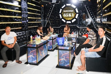 Chủ quán karaoke, "má mì" và khách hát cùng bị khởi tố