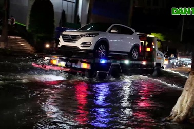 Người dân khổ sở tìm lối đi khi Hà Nội cứ có mưa là ngập