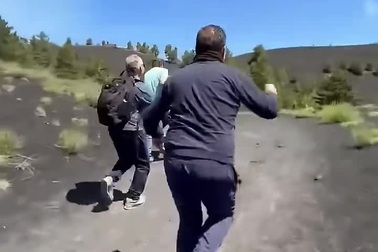 Núi lửa cao hơn 3.300m phun trào như ngày tận thế, khách hoảng loạn bỏ chạy