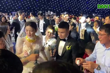 Cô dâu Chu Thanh Huyền đeo vàng trĩu cổ, cảm ơn quan khách tới dự