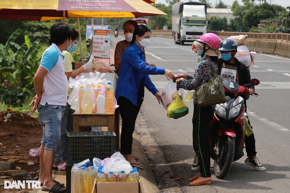 Đường về quê gần hơn nhờ sự giúp đỡ của bà con miền Trung - 2 Đường về quê gần hơn nhờ sự giúp đỡ của bà con miền Trung - 2