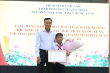 Tặng bằng khen, sổ tiết kiệm cho học sinh cứu bạn trong vụ thảm sát