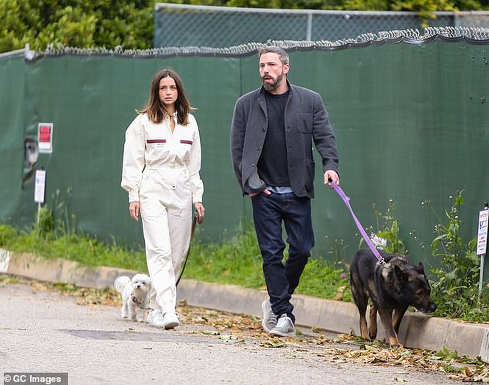 Ben Affleck hôn bạn gái qua khẩu trang - 8 Ben Affleck hôn bạn gái qua khẩu trang - 8