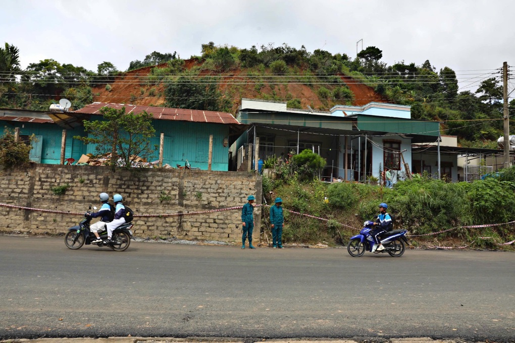 Chuyên gia địa chất khảo sát tình trạng sạt lở ở Lâm Đồng - 2