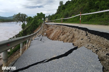 Quốc lộ 7 sạt lở nghiêm trọng, "ăn" sâu vào tim đường