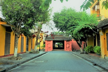 Hết cách ly xã hội, phố cổ vẫn vắng hoe vì "tiền đâu mà ra quán?"