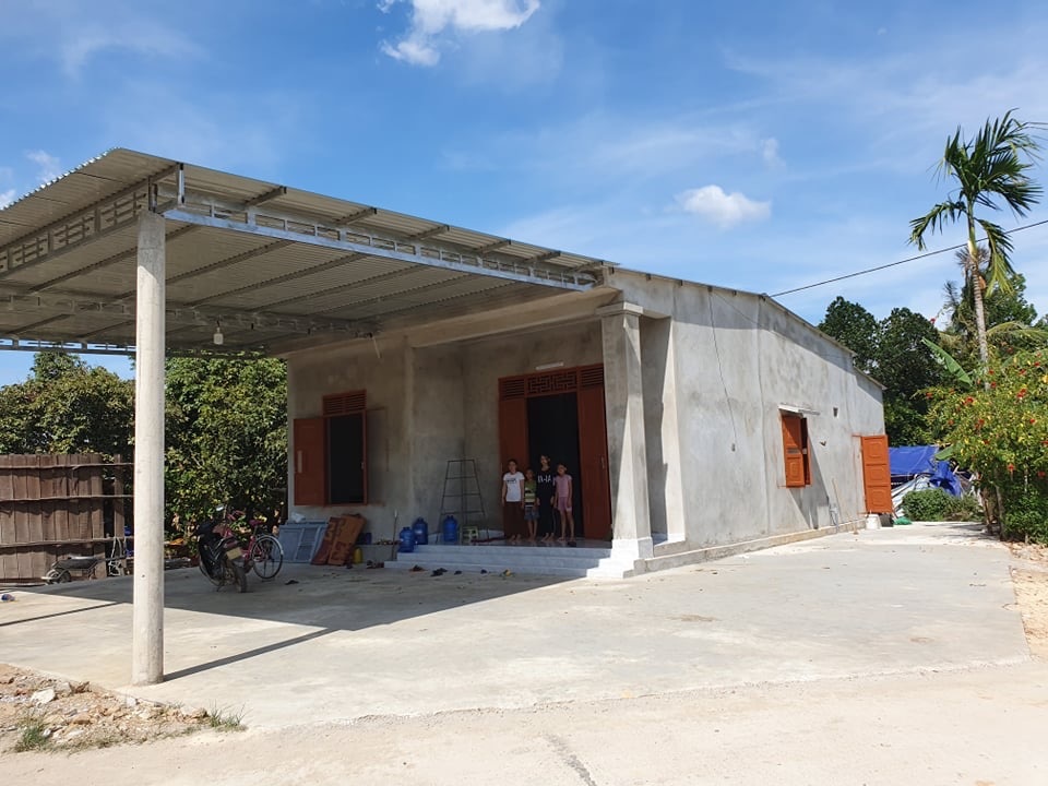 Bạn đọc Dân trí chung tay giúp đỡ xây nhà tặng mẹ con goá phụ nghèo - 3 Bạn đọc Dân trí chung tay giúp đỡ xây nhà tặng mẹ con goá phụ nghèo - 3