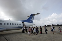 Máy bay hạ cánh, khách mở cửa thoát hiểm xuống... cho nhanh