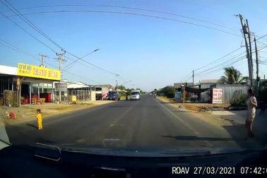 Giật mình em bé chạy một mình giữa đường quốc lộ