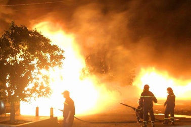 Hàng chục chiến sĩ PCCC xuyên đêm dập đám cháy lớn ở xưởng nhựa Đồng Nai