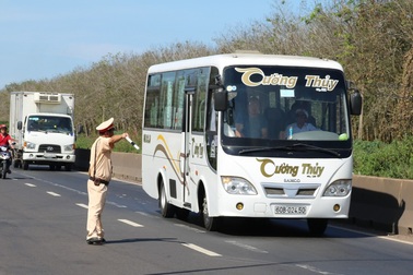 Cục CSGT tổng kiểm soát xe container, xe khách sau tai nạn giao thông liên tiếp