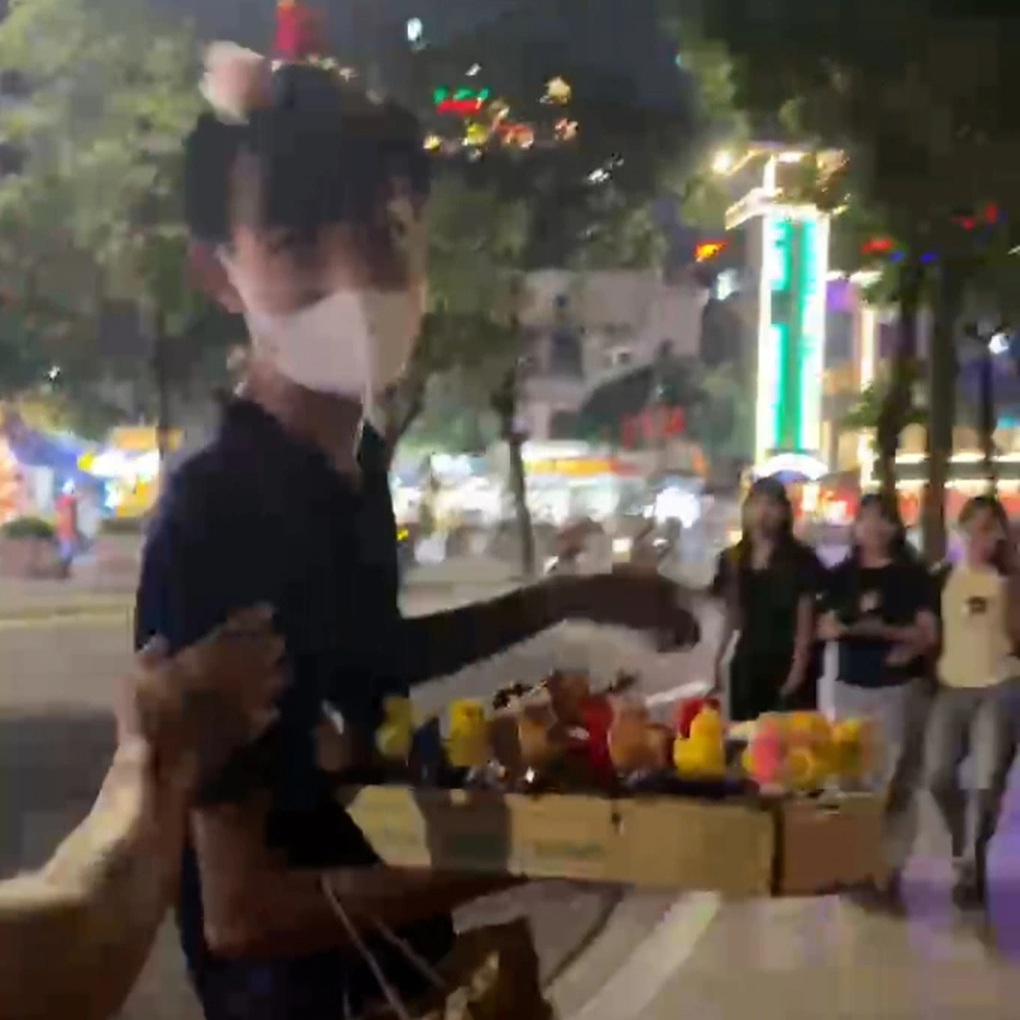 Mengesahkan kes peniaga jalanan di Hanoi mengganggu pelancong wanita - 1 Xác minh vụ người bán hàng rong ở Hà Nội có hành vi quấy rối du khách nữ - 1
